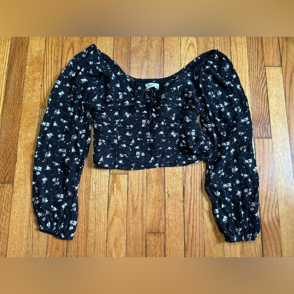 Hollister Long Sleeve Crop Top Black Floral Size Large Coquette Smocked back
